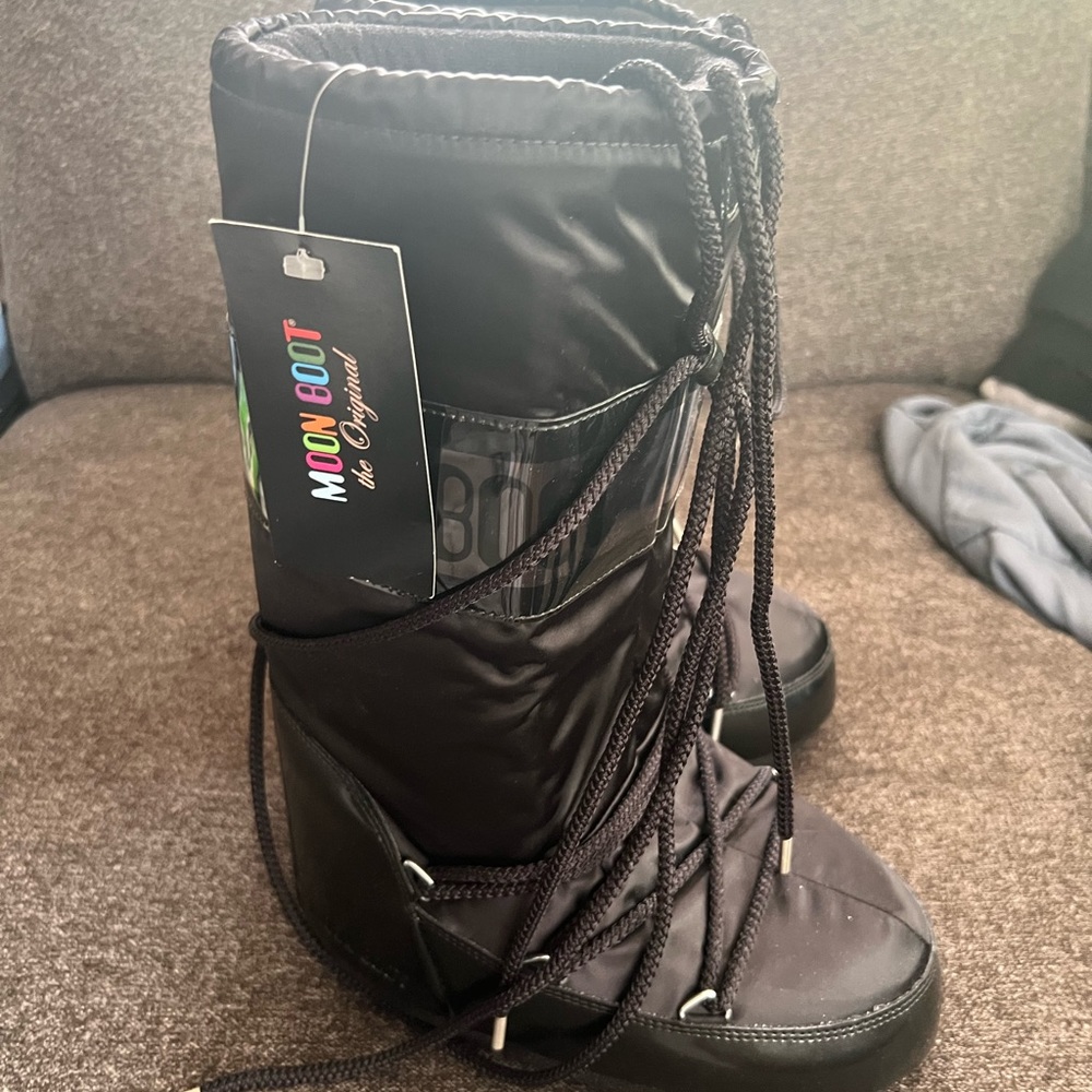 Women’s Icon Glance black satin Moon Boots size  US 3.5/6 UK 2.5/5